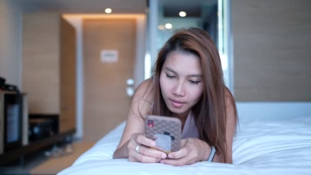 Азіатська Дівчина Телефонує Жінка Використовує Смартфон — стокове відео