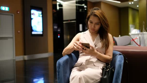 Asiatisk Flicka Ringer Telefon Kvinna Använder Smartphone — Stockvideo