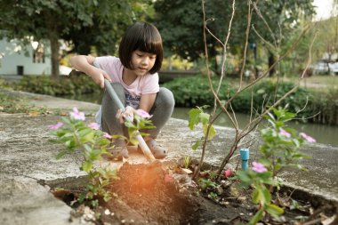 Çocuklar ağaç dikiyorlar.