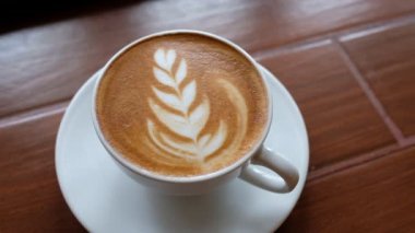 Sıcak kahve fincanı masada, dinlenme zamanı, sabah vakti.