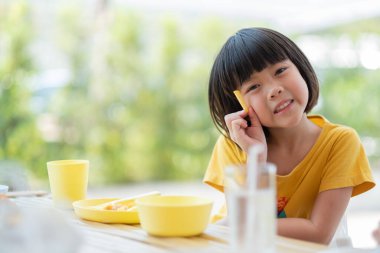 Yemek yiyen çocuk, mutlu zaman, kahvaltı