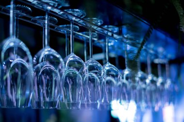 Arka planı bulanık boş şarap kadehi