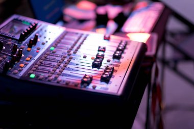 konser için ses kontrolü, mikser kontrolü, müzik mühendisi, sahne arkası