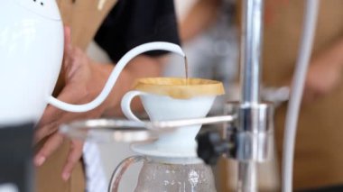 Sıcak kahve içiyorum, sabah dinleniyorum.