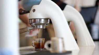 Sıcak kahve içiyorum, sabah dinleniyorum.