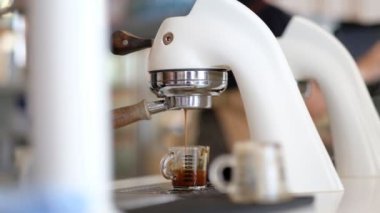 Sıcak kahve içiyorum, sabah dinleniyorum.