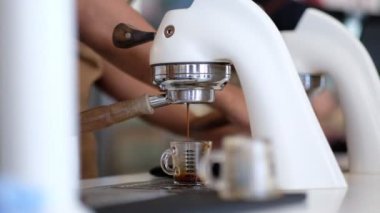 Sıcak kahve içiyorum, sabah dinleniyorum.