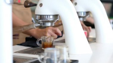 Sıcak kahve içiyorum, sabah dinleniyorum.