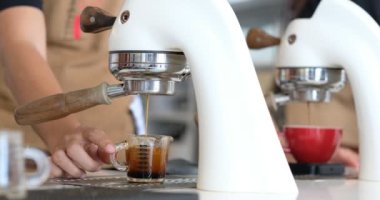 Sıcak kahve içiyorum, sabah dinleniyorum.