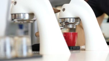 Sıcak kahve içiyorum, sabah dinleniyorum.