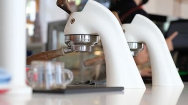 Sıcak kahve içiyorum, sabah dinleniyorum.