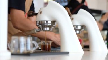 Sıcak kahve içiyorum, sabah dinleniyorum.