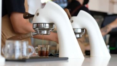 Sıcak kahve içiyorum, sabah dinleniyorum.