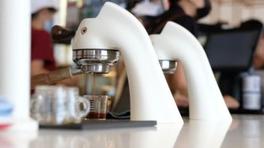 Sıcak kahve içiyorum, sabah dinleniyorum.