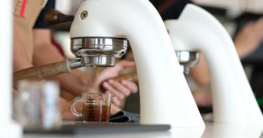 Sıcak kahve içiyorum, sabah dinleniyorum.