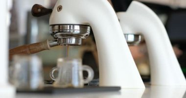 Sıcak kahve içiyorum, sabah dinleniyorum.