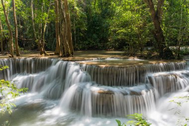Kanchanaburi, Tayland 'da Huai Mae Khamin şelalesi, çok güzel bir su falı.