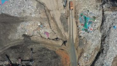 Çöp yığınının uçan insansız hava aracı görüntüsü