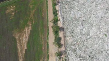 Çöp yığınının uçan insansız hava aracı görüntüsü