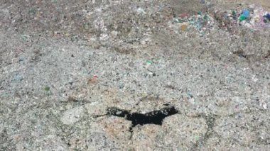 Çöp yığınının uçan insansız hava aracı görüntüsü