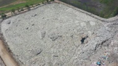 Çöp yığınının uçan insansız hava aracı görüntüsü