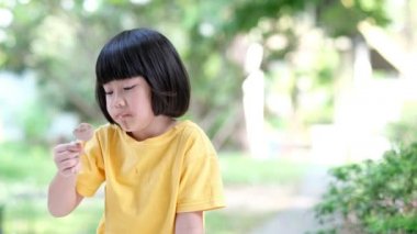 Çocuk dondurma yiyor, lezzetli ve mutlu bir konsept.