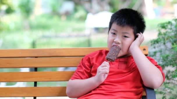 Asiático Menino Comer Sorvete Verão Temporada — Vídeo de Stock