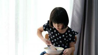 Çocuk dondurma yiyor, lezzetli ve mutlu bir konsept.