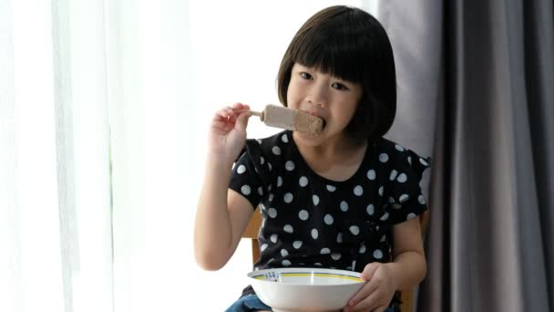 Παιδί Τρώει Παγωτό Νόστιμο Και Ευτυχισμένη Έννοια — Αρχείο Βίντεο
