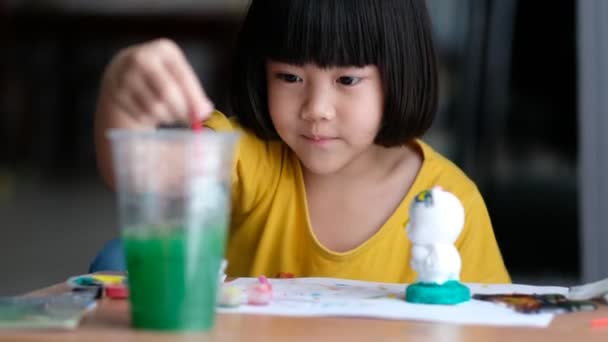 Copilul Pictează Culoarea Conceptul Educație — Videoclip de stoc
