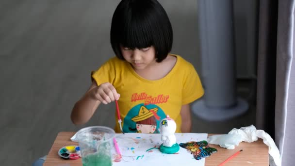 Asiatische Kinder Malen Farbe Auf Spielzeug Bildungskonzept — Stockvideo