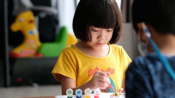 Asiatische Kinder Malen Farbe Auf Spielzeug Bildungskonzept — Stockvideo