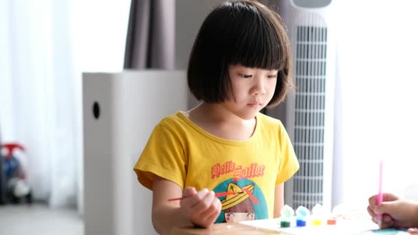 Asiatische Kinder Malen Farbe Auf Spielzeug Bildungskonzept — Stockvideo