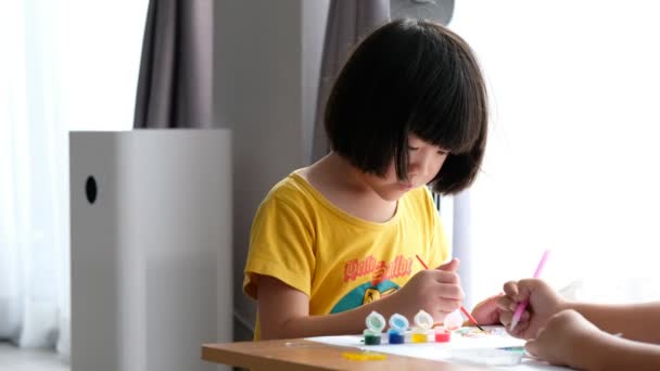 Kind Malt Farbe Bildungskonzept — Stockvideo