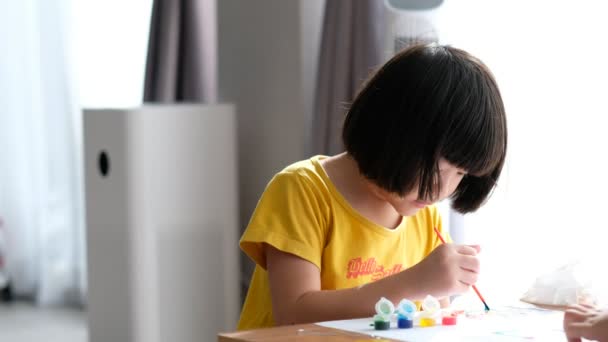 孩子是绘画的颜色 教育的概念 — 图库视频影像