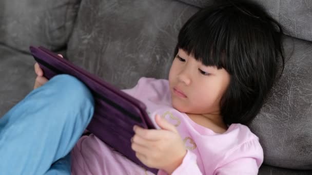 Chinês Criança Viciado Telefone Ásia Menina Jogar Smartphone Criança Assistindo — Vídeo de Stock
