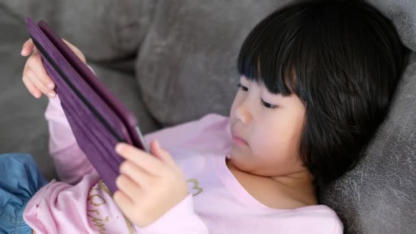 Чінезське Дитя Залежало Від Телефону Азійська Дівчинка Грає Смартфоні Дитина — стокове відео