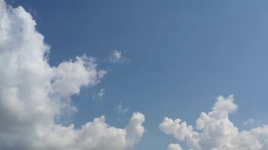 Bulutlu mavi gökyüzü, yaz zamanı, güzel gökyüzü