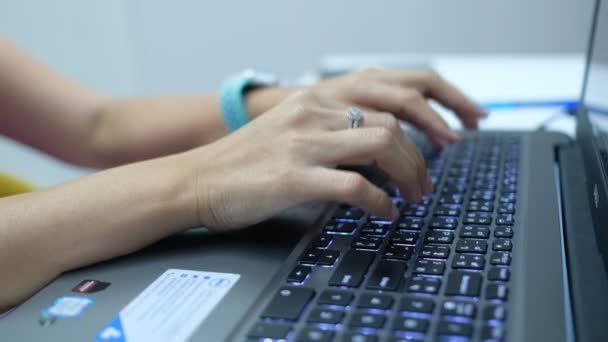 Nahaufnahme Hand Tippen Tastatur Arbeiten Mit Laptop Verwenden Sie Computer — Stockvideo