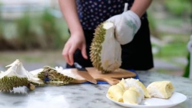 Yakın plan kadın eli soyan Durian, meyvelerin kralı