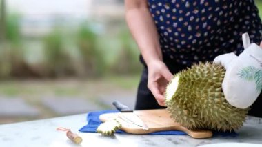 Yakın plan kadın eli soyan Durian, meyvelerin kralı