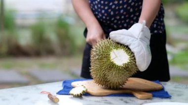 Yakın plan kadın eli soyan Durian, meyvelerin kralı