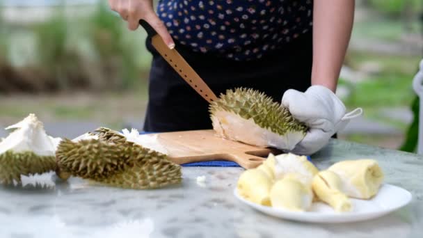 Närbild Kvinna Hand Peeling Durian Kung Frukt — Stockvideo