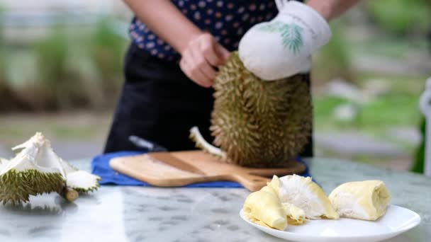 Zbliżenie Kobieta Ręka Peeling Durian Król Owoców — Wideo stockowe