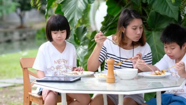 Mère Prend Petit Déjeuner Avec Ses Enfants Famille — Video