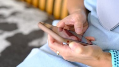 parmak ekran akıllı telefonu kullan, telefon kullan, mesaj yaz, online alışveriş, bağımlı cep telefonu, dokunmatik