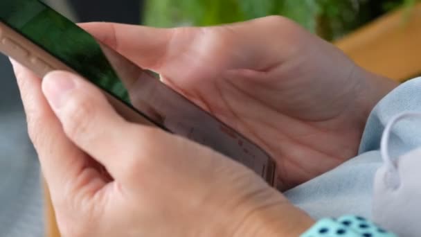 Палець Сенсорний Екран Смартфон Використовувати Телефон Вводити Смс Інтернет Магазини — стокове відео
