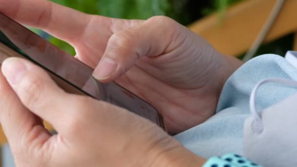 Smartphone Met Vingeraanraking Telefoon Gebruiken Sms Typen Online Winkelen Mobiele — Stockvideo