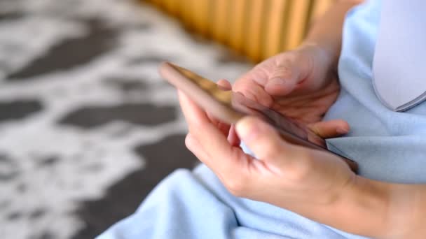 Finger Touchscreen Smartphone Telefon Verwenden Sms Schreiben Online Shopping Süchtig — Stockvideo
