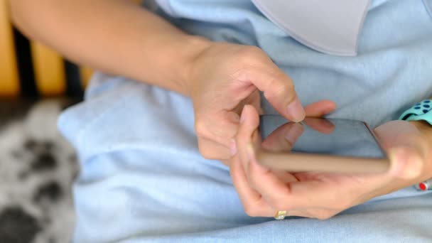 手指触摸屏智能手机 使用手机 网上购物 瘾君子手机 — 图库视频影像